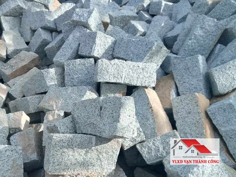 Đá chẻ là loại đá tự nhiên, được sản xuất bằng cách chẻ các khối đá lớn thành các viên đá nhỏ