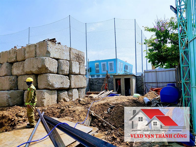 Cát xây dựng huyện Hóc Môn được sử dụng trong nhiều hạng mục như san lấp mặt bằng, đổ bê tông, xây tô, trát tường