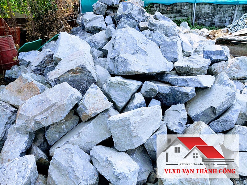 Đá xây dựng quận Tân Phú được khai thác từ các loại đá lớn, sau đó xử lý để có được đá có kích thước phù hợp