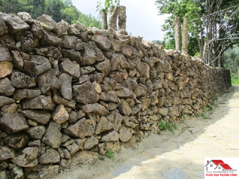 So với kè bê tông đúc sẵn hay rọ đá, kè đá hộc có nhiều ưu điểm nổi bật