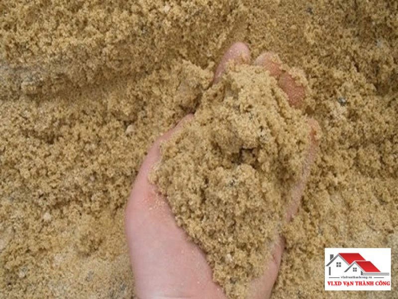 Cát dùng cho bê tông có thể là cát vàng tự nhiên, cát nghiền từ đá thạch anh, đá granite hoặc cát hỗn hợp