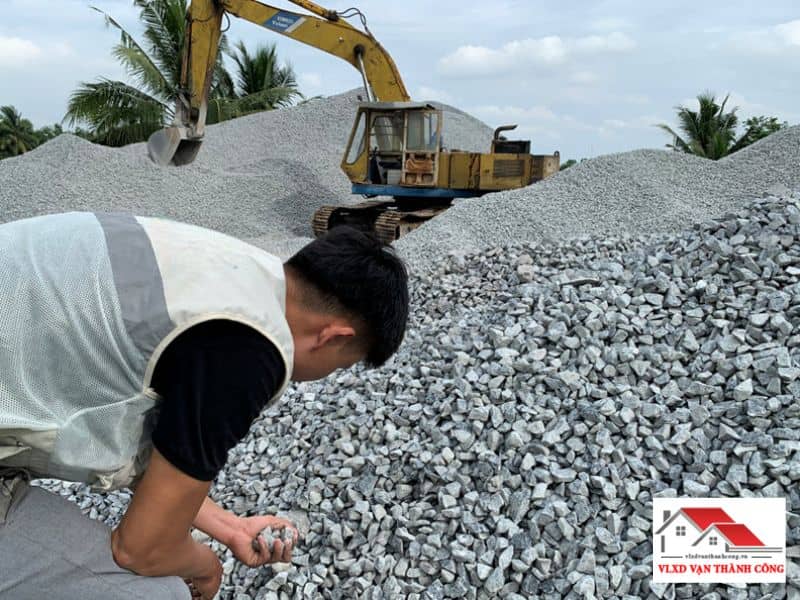 Kỹ sư kiểm tra chất lượng đá 1x2 sạch, không lẫn tạp chất tại kho bãi Vạn Thành Công