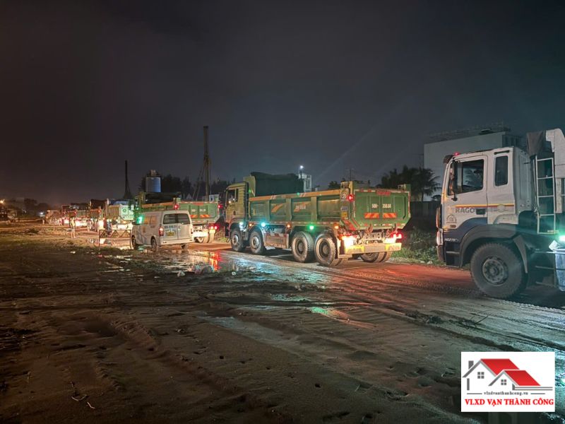 Hệ thống xe ben vận chuyển đá 1x2 chuyên nghiệp của VLXD Vạn Thành Công giao hàng tận công trình