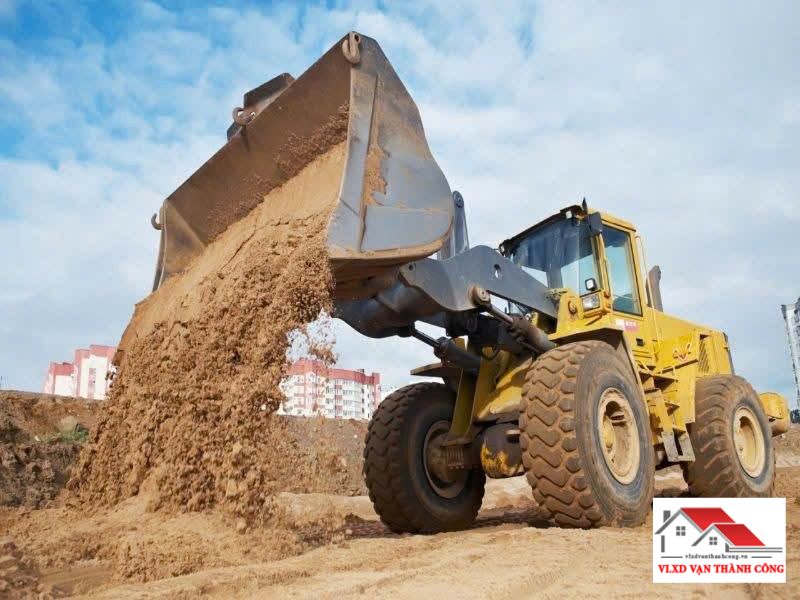 Đội xe vận chuyển chuyên nghiệp của VLXD Văn Thành Công giao cát chuẩn TCVN tận chân công trình