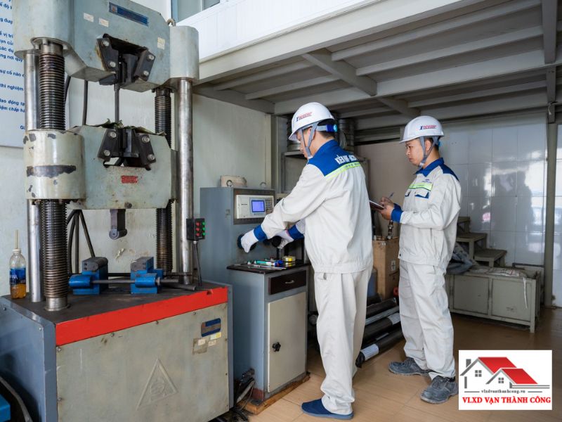 Kiểm tra độ ẩm là bước bắt buộc để xác định chính xác 1 khối cát nặng bao nhiêu kg thực tế